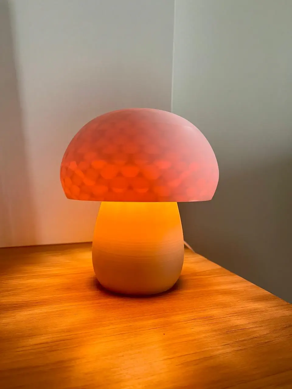 Luminária cogumelo impressa em 3D acesa